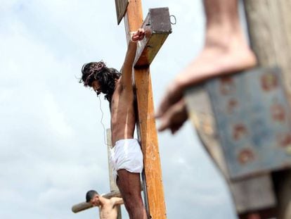 Representação da crucificação de Cristo no Líbano, durante a última Semana Santa.