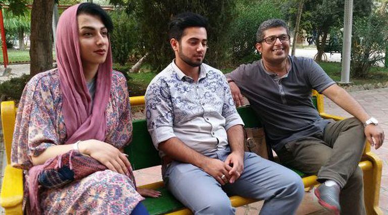 De esquerda para a direita, Fatemeh, seu marido, Parham, e Amir, em Teerã.