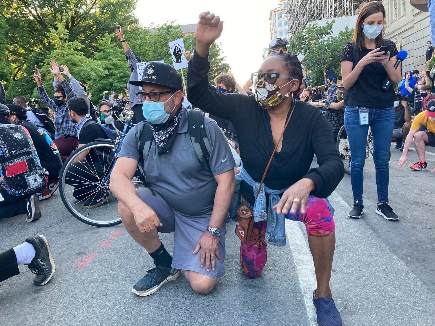 Sabiyha Prince e seu marido, Steven, se ajoelham para protestar em uma rua de Washington.