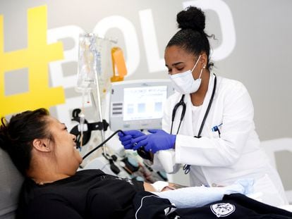 Paciente doa plasma em uma clínica de Seattle. Em vídeo, os casos aumentam nos EUA.