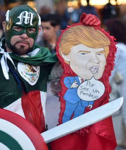 Homem carrega pinhata de Trump na Comic Con.