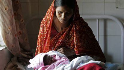 Mãe indiana com sua recém-nascida na cidade indiana de Lucknow.