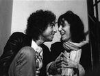 Bob Dylan e Patti Smith conversando em uma festa em Greenwich Village.