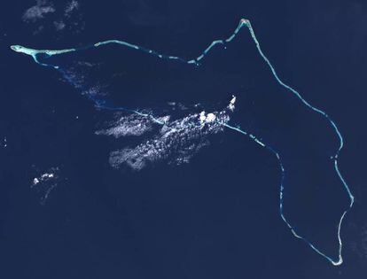 Imagem do atol de Kwajalein feita do espaço pelo Landsat 7.