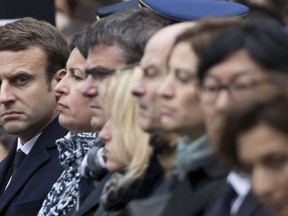 Emmanuel Macron nesta terça-feira na homenagem ao policial morto nos Champs-Élysées