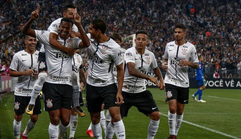 Jô marcou dois gols na virada sobre o Fluminense.