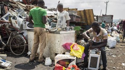 Lixão de Agbogbloshie em Accra (Gana), aonde vão parar os resíduos da Europa e dos Estados Unidos