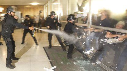 Manifestantes quebram vidraça do Congresso e polícia legislativa reage.