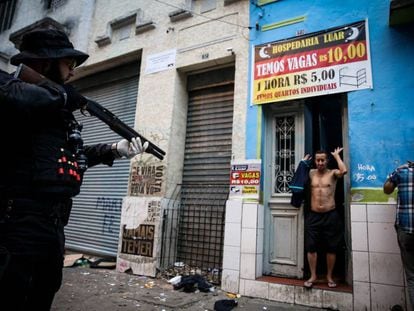Policial em ação na cracolândia, em São Paulo.
