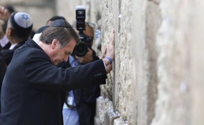 O presidente Jair Bolsonaro no Muro das Lamentações, em Jerusalém, nesta segunda-feira.