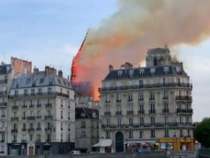 Fogo destruiu o pináculo da cúpula da igreja, que era visto de longe na capital parisiense. Vídeo mostra momento da queda