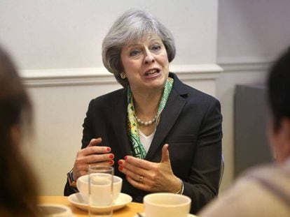 Theresa May durante uma visita a uma instituição em Londres.