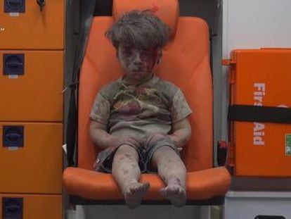 Grupo ativista rebelde Aleppo Media Center divulga imagem de um menino de cinco anos ferido durante um bombardeio recente