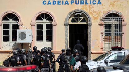 Policiais em frente &agrave; Cadeia P&uacute;blica de Manaus, no dia 6.