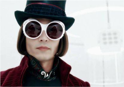 Willy Wonka é excêntrico, enlouquecido e adorável. Johnny Depp (dirigido por Tim Burton) optou por interpretá-lo como um senhor disfarçado que fica na porta de uma escola distribuindo guloseimas com um sorriso que mostra muito mais dentes do que gostaríamos de ver. Wonka é um ser mágico, que se transformou em uma criatura inquietante por culpa da decisão de Depp de despojá-lo de todo o cinismo, a autoconsciência e a má intenção com os quais Roald Dahl escreveu o romance original. De forma que o que restou foi um milionário perturbador que cria muitos problemas para organizar um concurso que lhe permita ter crianças dormindo em sua casa. Essa pode ser a fantasia de alguém, mas não dos espectadores infantis. No entanto, arrasou nas bilheterias, porque naquela época qualquer coisa com Johnny Depp atraía as pessoas ao cinema.