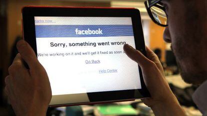Un usuario intenta acceder a su cuenta de Facebook.