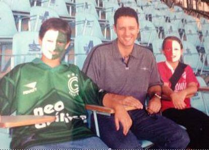 Pai de três filhos, Valério (centro) tinha o costume de levá-los ao estádio Serra Dourada.