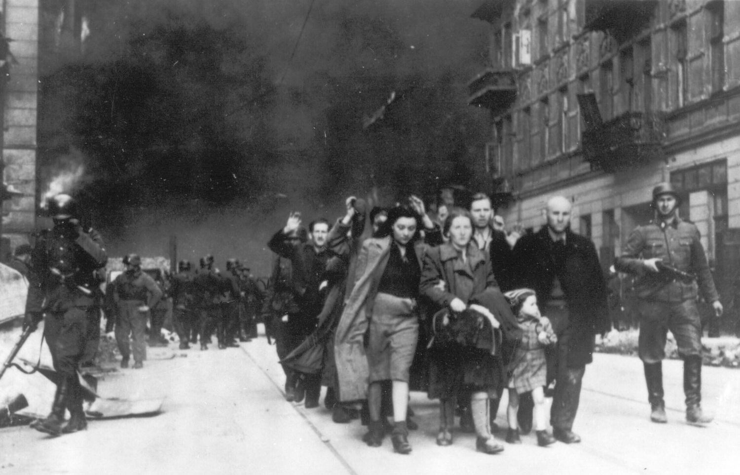 Deportação de judeus do Gueto de Varsóvia em 1943.