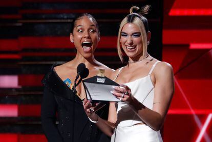 Alicia Keys e Dua Lipa no Grammy de 2020 em Los Angeles, quando anunciaram Billie Eilish como melhor artista revelação.