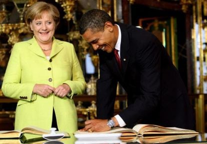 Barack Obama na Alemanha assinando com a mão esquerda.