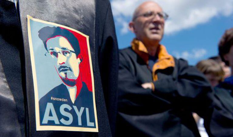 Uma manifestante com um adesivo que pede asilo para Snowden em um protesto contra a espionagem na Alemanha no sábado.
