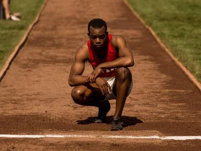 Stephan James interpreta o atleta Jesse Owens em 'Raça', filme de 2016.