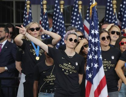 A capitã, Megan Rapinoe, junto a suas colegas de equipe durante a celebração em Nova York de seu título mundial.