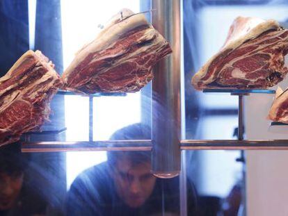 Cortes de carne expostos em uma feira de gastronomia.