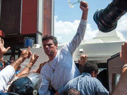 Leopoldo López ao ser levado ao carro policial após a prisão.
