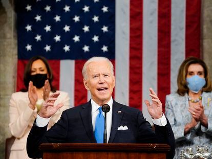 O presidente dos EUA, Joe Biden, junto à presidenta da Câmara de Representantes, Nancy Pelosi, e a vice-presidenta do país, Kamala Harris, em 28 de abril.