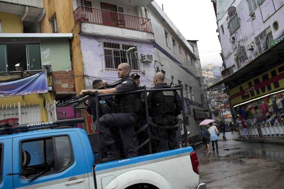 Policiais militares patrulham a Rocinha nesta segunda-feira, mesmo dia em que uma turista espanhola foi morta a tiros por policiais.