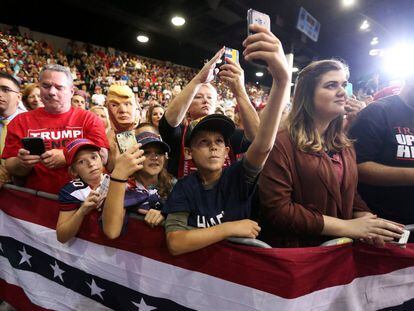 Seguidores de Donald Trump fazem fotografias com seus celulares durante comício em Sarasota, na Flórida.