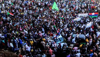 Centenas de milhares de pessoas concentradas neste sábado nas ruas de Cartum.