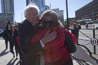 Eleitora abraça Bernie Sanders no Brooklyn, nesta quarta.