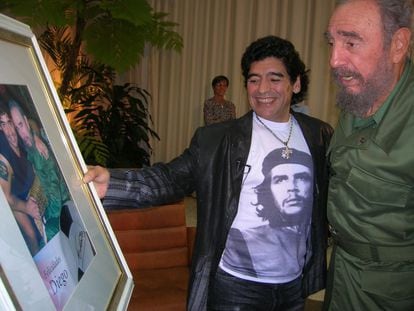 O jogador de futebol Diego Armando Maradona, no programa de televisão cubano 'La hora 10' com o então presidente Fidel Castro, em 2006.