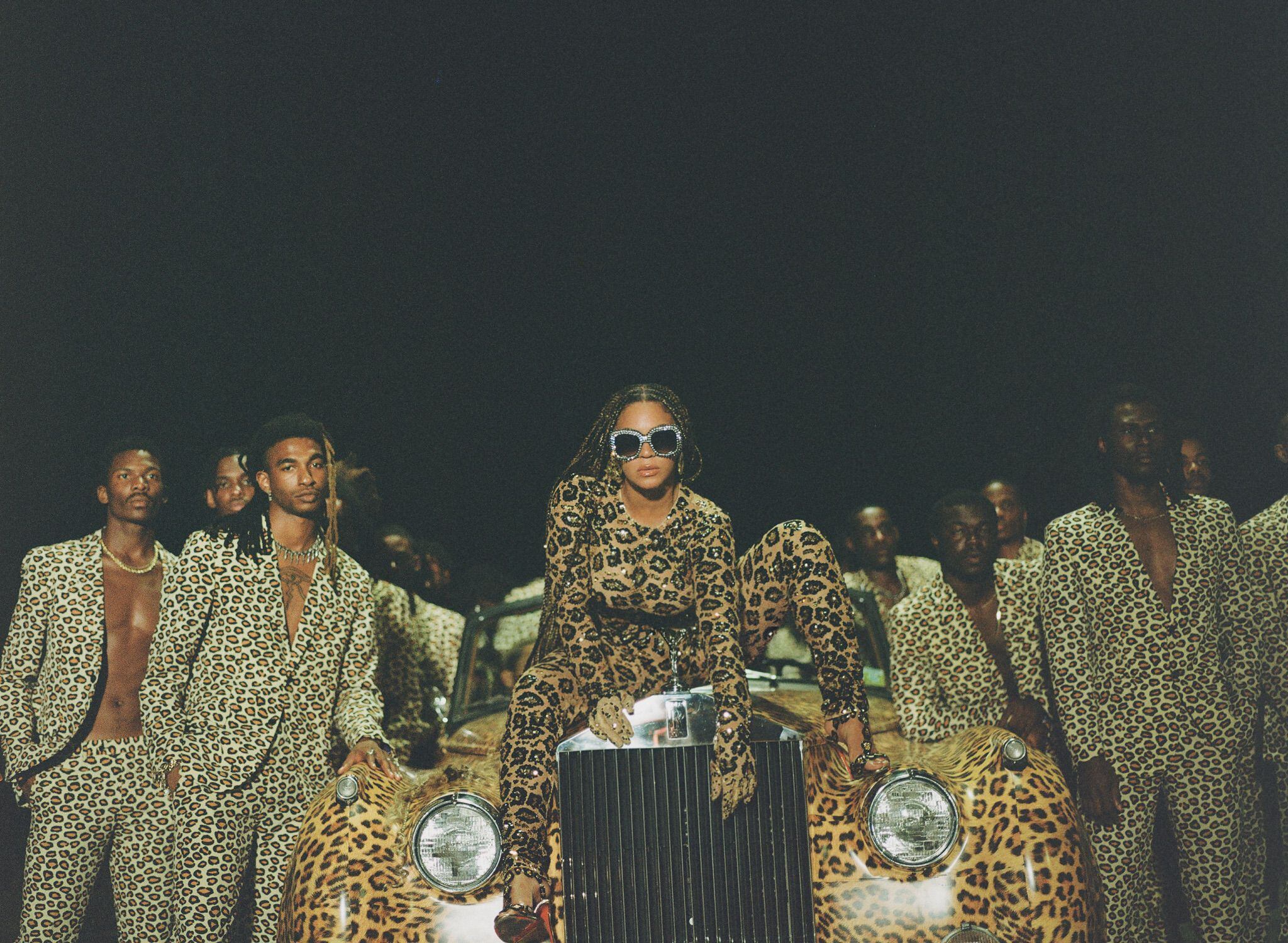 Beyoncé, rodeada por seus dançarinos, no vídeo ‘Black Is King’.