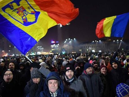 Protesto contra a nova lei em Bucareste, na virada de terça para quarta-feira.