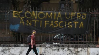 Um cartaz antifascista exposto na Universidade Federal do Rio de Janeiro (UFRJ).