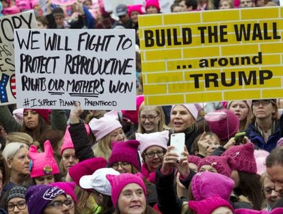 No cartaz branco: “Vamos lutar para proteger os direitos reprodutivos que nossas mães ganharam # Eu apoio a paternidade e maternidade programada”. No amarelo: “Vamos construir o muro... ao redor de Trump”.