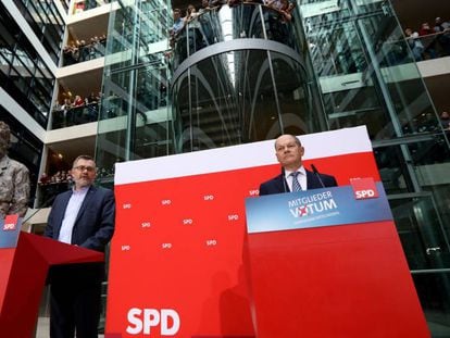 Dietmar Nietan, à esquerda, e Olaf Scholz, anunciam neste domingo os resultados da votação do SPD.