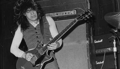Malcolm Young tocando com AC/DC no Marquee Clube, em Londres, em 1976.