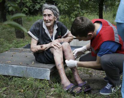 Uma mulher recebe cuidado médico em Donetsk, no leste de Ucrânia.