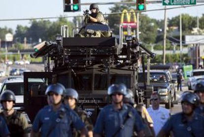 Policiais anti-distúrbios em Ferguson em agosto.
