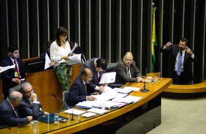 Sampaio discursa enquanto Cunha conversa, no dia 11.