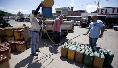 Contrabandistas de gasolina na fronteira entre a Colômbia e a Venezuela, em 2009.