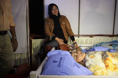 Eman Ahmed, na cama, junto a sua irmã Shaimaa, em 11 de fevereiro, no hospital.