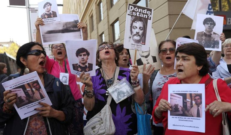 Familiares de desaparecidos na ditadura chilena fazem protesto no último 22 de março.