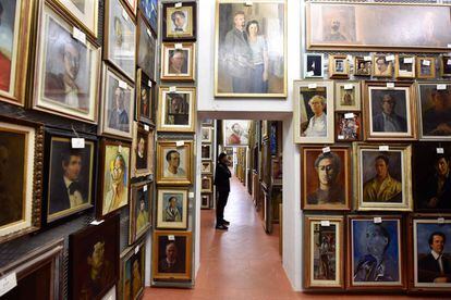 Um dos corredores do depósito de 1.200 metros quadrados no qual a Galeria Uffizi guarda a coleção de 2.300 autorretratos.