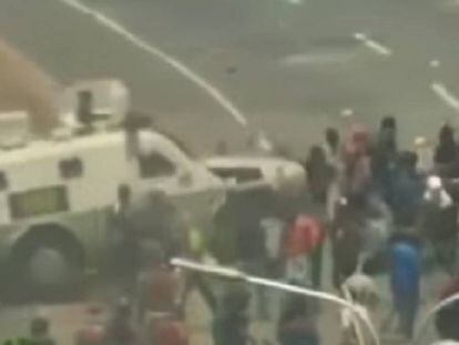 Vídeo |Veículo militar avança sobre manifestantes na Venezuela