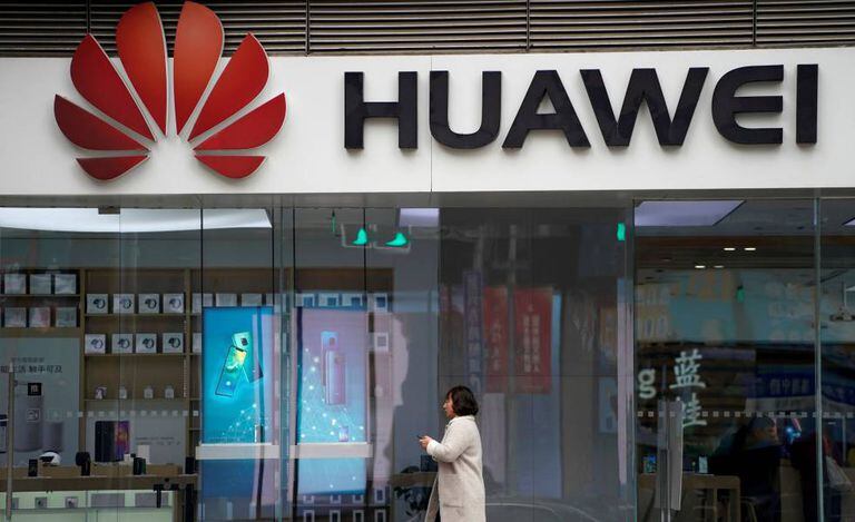 Loja da Huawei em um shopping em Xangai (China).